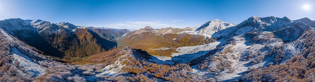 Wandelen naar Étang de Labant, Pyreneeën, département Ariège, Drone foto 360°, herfstkleuren