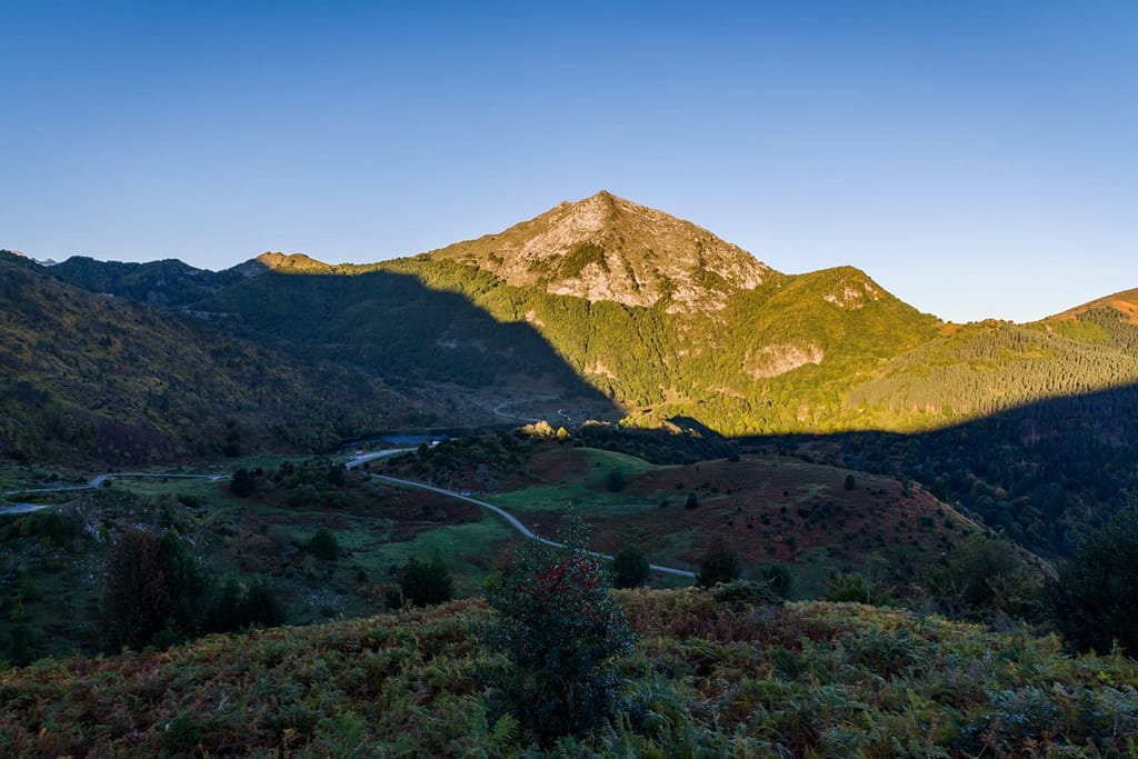 Zicht op Étang de Lers in de ochtendzon vanaf D18, Ariège