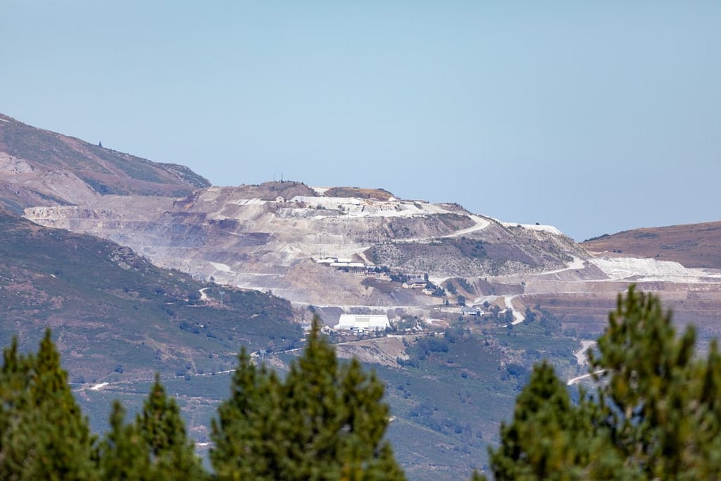 Carièrre de Trimouns vanaf Plateau de Beille