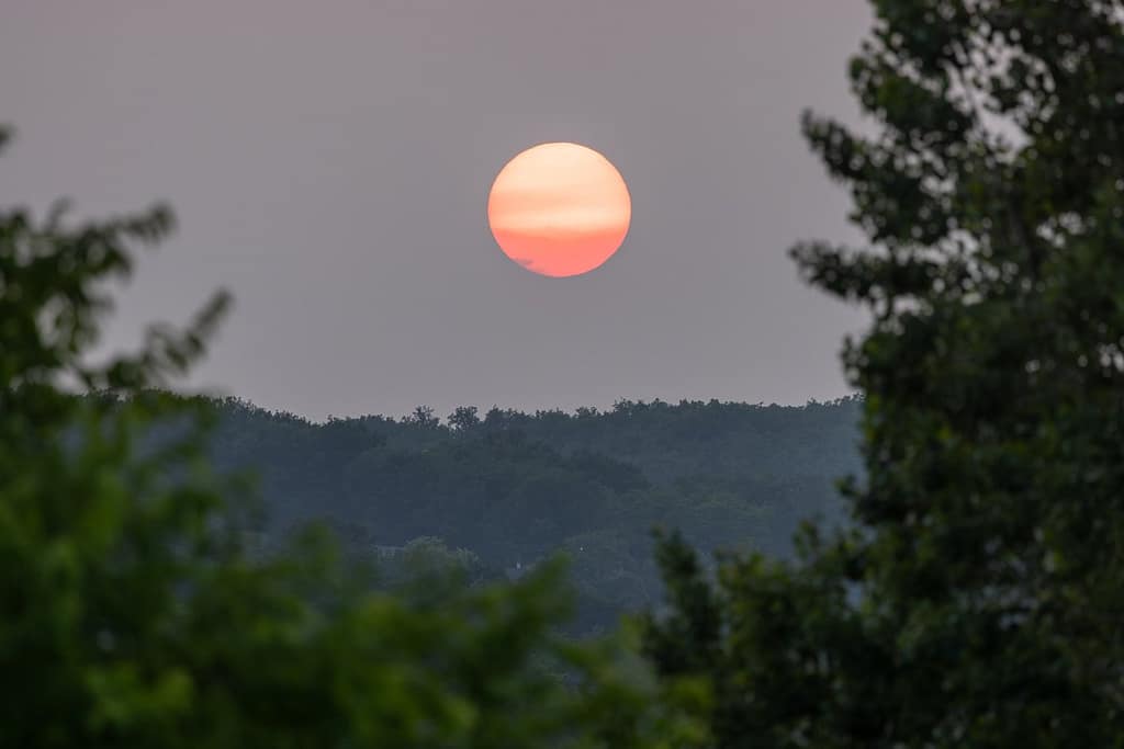 Ondergaande zon en saharastof