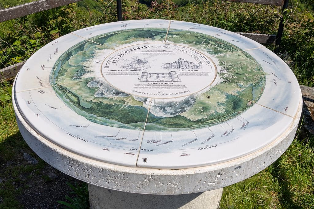 Oriëntatietafel bovenop Roc de Miramont - Castelpers