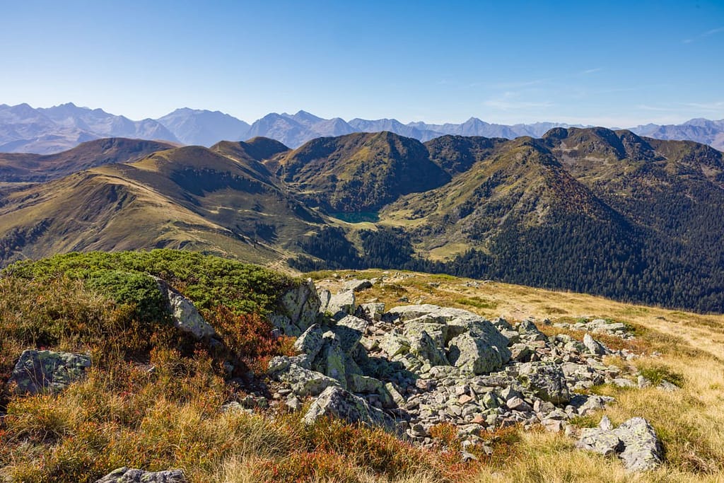 Uitzicht vanaf Mont Né richting Lac Bordères, Hautes-Pyrenees