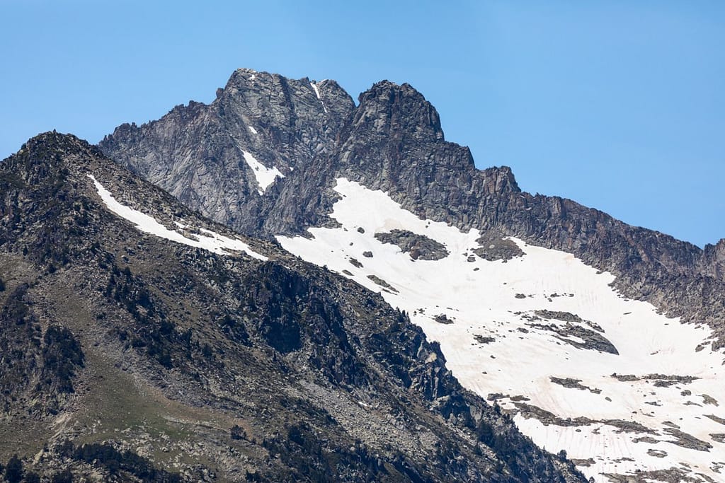 Uitzicht op besneeuwde Pyreneeën