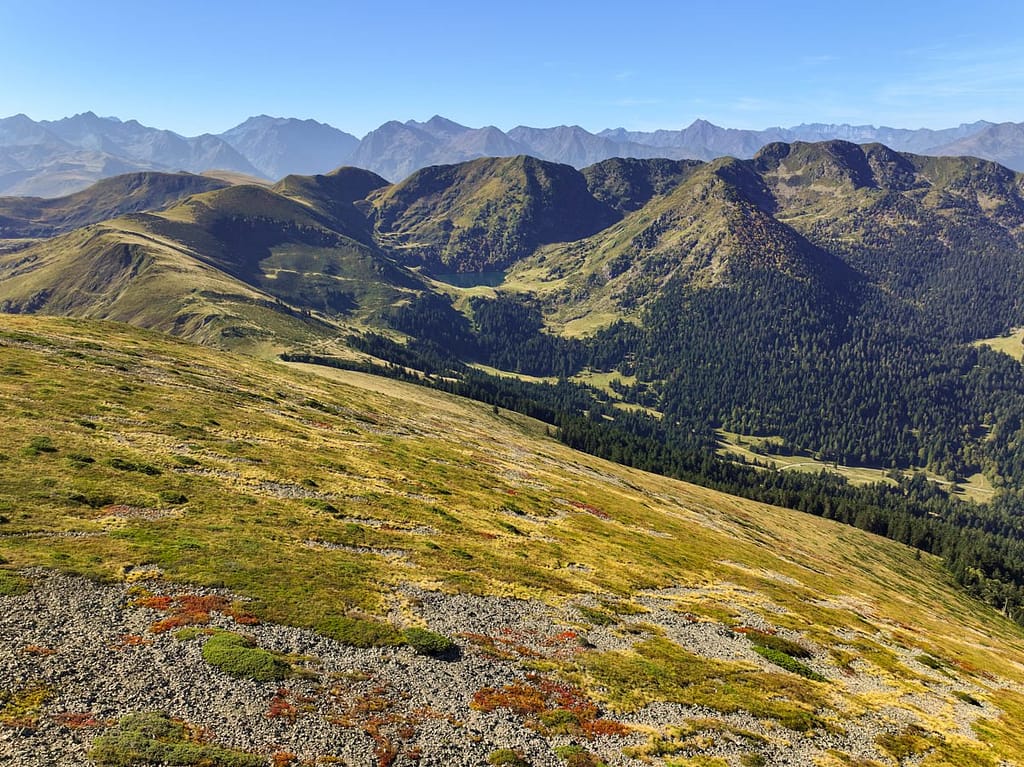 Uitzicht vanaf Mont Né, Hautes Pyrenees. Drone foto