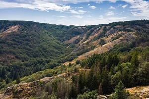 Uitzicht over de in de heuvels in de omgeving van Rosis in de Hérault, Frankrijk